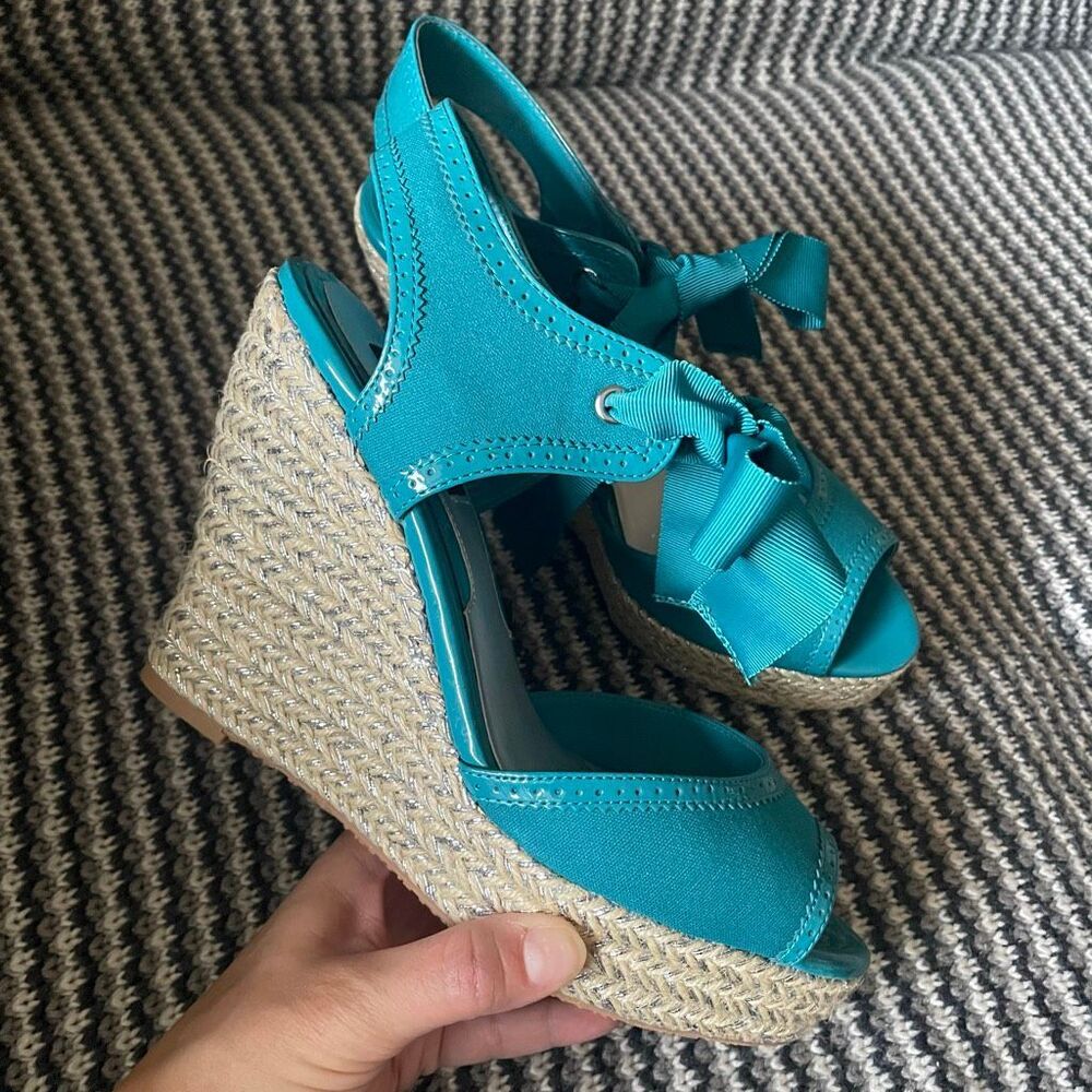 NWOB White House Black Market WHBM Everly wedge women’s shoe size 9